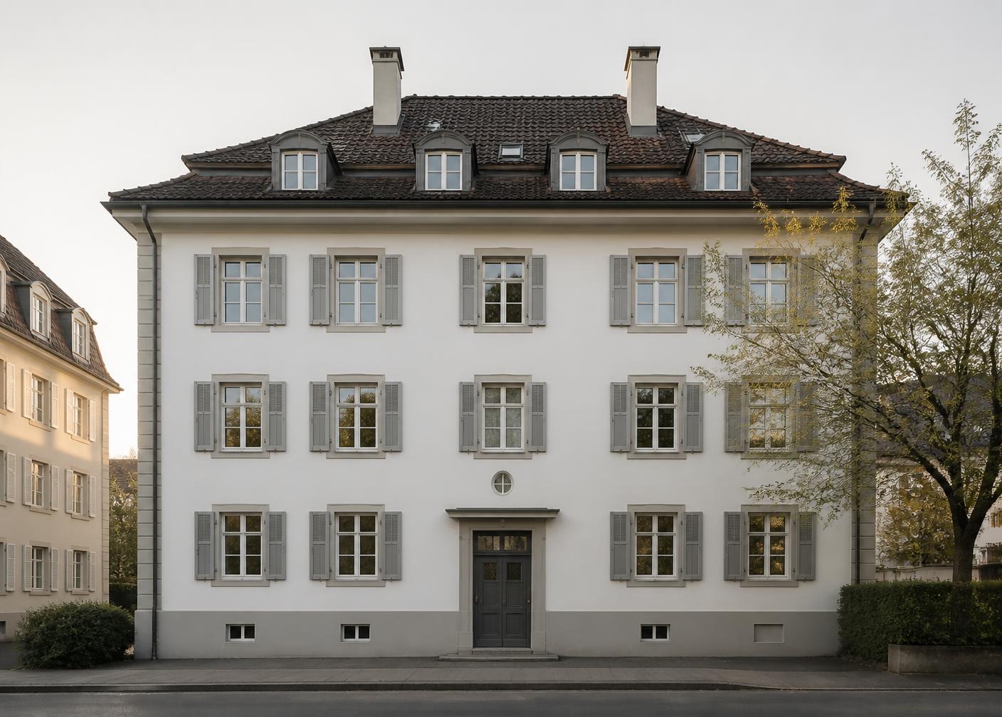 Klassisches Schweizer Mehrfamilienhaus in ruhigem Morgenlicht